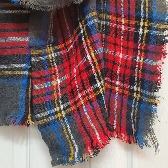 NWOT Plaid Blanket Scarf - Picture 3 of 5